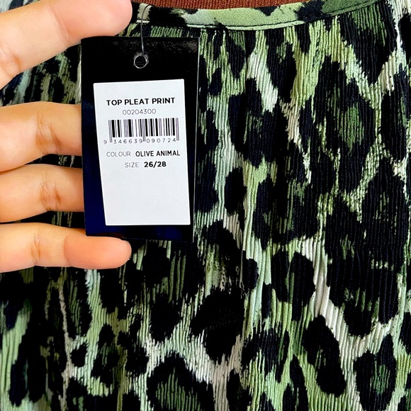 NWT Avenue Olive Animal print pleated blouse - Picture 3 of 4